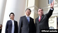 Президент Таджикистана Эмомали Рахмон и глава КНР Си Цзиньпин
