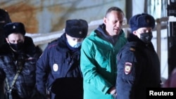 Алексея Навального уводят в СИЗО