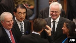 نمایندگان پنج عضو دائم شورای امنیت سازمان ملل، در حال رایزنی با یکدیگر، ساعتی پیش از تصویب دور چهارم تحریم‌های شورای امنیت علیه ایران در خرداد ماه ۱۳۸۹