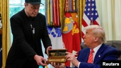 Дональд Трамп вручив Ілону Маску символічний ключ від Білого дому, Вашингтон, 30 травня 2025 року