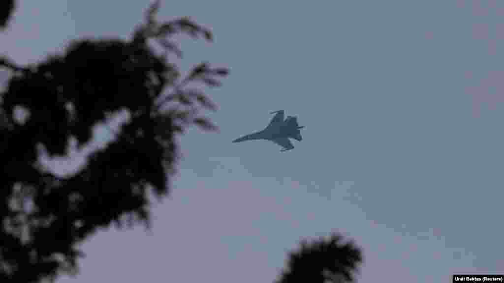 Ruski borbeni avion leti iznad vazdušne baze Hmeimim. "Kada veliki teretni avion slijeće ili polijeće, borbeni avion prvo polijeće i čuva aerodrom kružeći oko piste", kaže Bektaš.