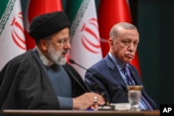 Presidenti turk, Recep Tayyip Erdogan, duke e dëgjuar presidentin iranian Ebraim Raisi, në një konferencë të përbashkët për media në pallatin presidencial në Ankara të Turqisë, më 24 janar 2024