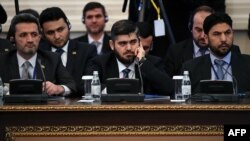 Глава делегации сирийской оппозиции Мухаммад Аллуш (в центре) 