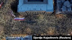 Okupljeni ispred Ustavnog suda su tokom petnaestominutne tišine upalili svetla, kako bi odali poštu stradalima u nesreći, 12. januar 2025.