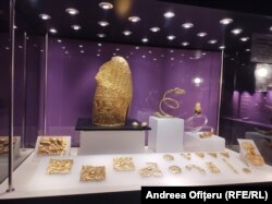 În imagine poate fi văzut tezaurul de la Băiceni-Cucuteni/ Iași. Piesele au fost și ele în Olanda.