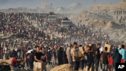 Palestinezët e uritur i vërsulen kamionëve të rrallë me ndihma në Gazë