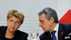 Viola Amherd svájci elnök (balra) és Ignazio Cassis külügyminiszter sajtótájékoztatót a Svájc által szervezett ukrajnai békekonferencia előtt. Bern, 2024. június 10.