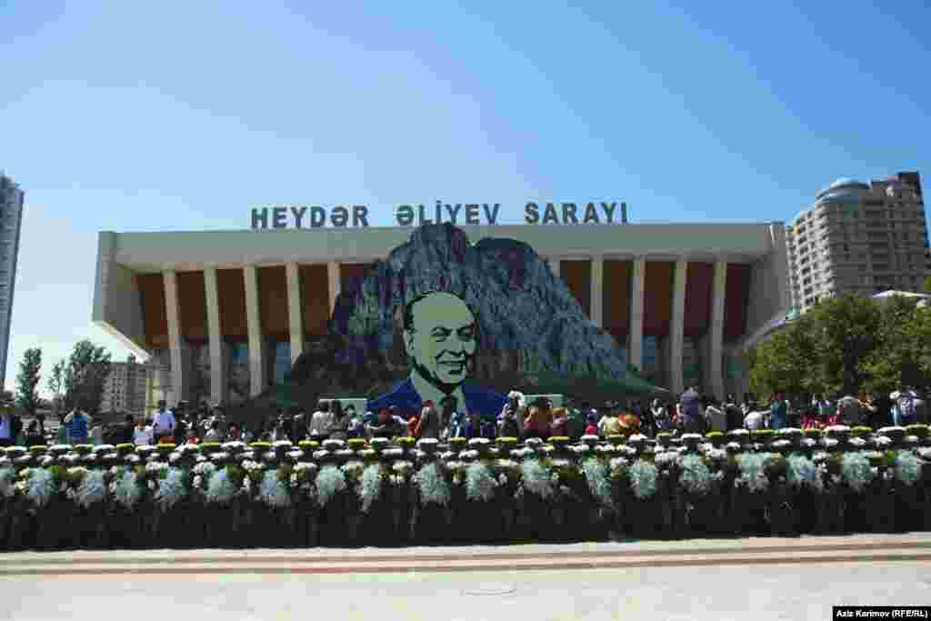 İlan Dağının maketi fonunda Heydər Əliyevin güldən hazırlanmış rəsmi
