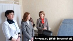 Inaugurarea cabinetului ginecologic de la Centrul de Sănătate Costești. De la stânga la dreapta: Natalia Vița, șefa centrului, Svetlana Nicolaescu, secretară de stat la Ministerul Sănătății și Karina Nersesyan, reprezentanta Fondului ONU pentru Populație (UNFPA) în R. Moldova.