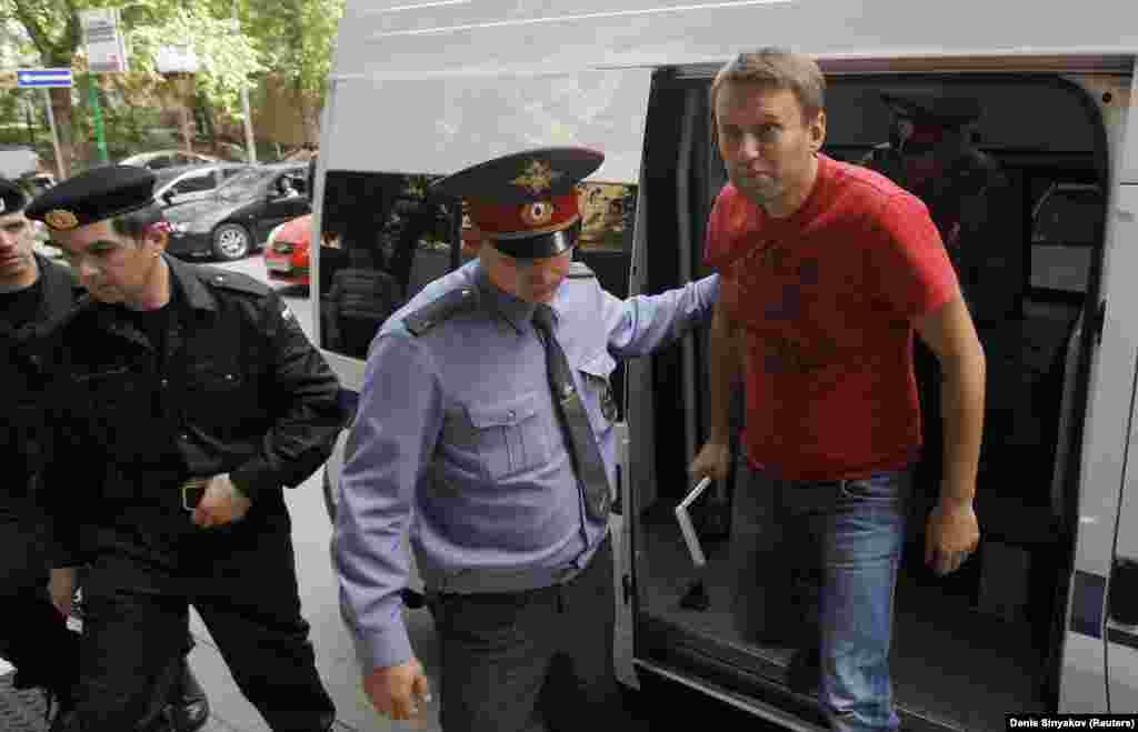 Навального супроводжують на судове засідання в Москві в травні 2012 року. Він був затриманий під час мітингу опозиції через день після інавгурації Путіна, 7 травня. Тоді опозиціонера засудили до 15 діб в'язниці за «участь у незаконному публічному заході»