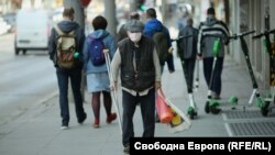 Възрастните хора са поставени на най-много лишения от принудителната самоизолация и на стрес заради високия риск за живота си от коронавируса