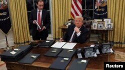 De la revenirea sa la Casa Albă în ianuarie, președintele american Donald Trump a semnat numeroase ordine executive, inclusiv pentru reduceri de bugete (fotografie de arhivă, 20 ianuarie 2025)
