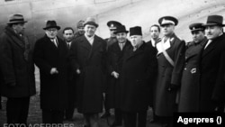 Ministrul adjunct de Externe al Uniunii Sovietice, Andrei Vîșinki, alături de vicepremierul Tătărescu și premierul Groza, părăsind Bucureștiul spre Londra, după ce Regele Mihai fusese pus la punct, 10 ianuarie 1946.
