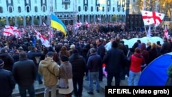 Під час акції опозиції у Тбілісі майоріли й українські прапори, відеокадр 2 грудня 2018 року