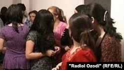 Задержанные жрицы любви в ходе рейда милиции в городе Бохтаре. Архивное фото 