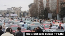 Скопје блокирано од протестот на таксистите 