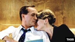 scena iz filma "Poljubi me nezvanično"