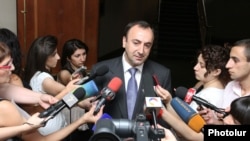 Հայաստան -- Արդարադատության նախարար Հրայր Թովմասյանը պատասխանում է լրագրողների հարցերին, Երեւան, արխիվ
