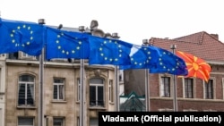 Flamuj të BE-së dhe ai i Maqedonisë së Veriut. Fotografi nga arkivi. 