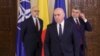 Președintele Senatului și președinte interimar al PNL, Ilie Bolojan, împreună cu partenerii din coaliția de guvernare: Kelemen Hunor, președintele UDMR, și premierul Marcel Ciolacu, președintele PSD. 