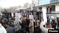 Բողոքի ցույց ԿԽՄԿ հայաստանյան գրասենյակի շենքի մոտ՝ ի պաշտպանություն Բաքվում պահվող հայերի, 3-ը մարտի, 2025թ․