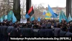 Мітинг на підтримку територіальної цілісності України, скликаний Меджлісом кримськотатарського народу. Сімферополь, 26 лютого 2014 року