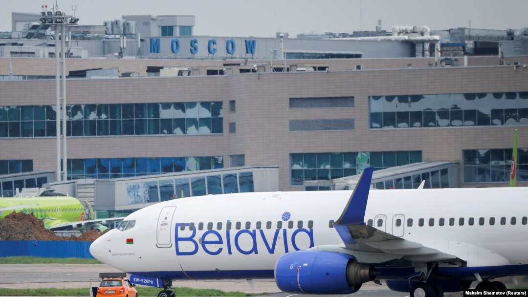 Avion beloruske kompanije Belavia na jednom od moskovskih aerodroma, maj 2021. godine