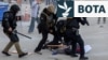 Policia amerikane duke arrestuar një protestues në Los Anxhelos. 6 qershor 2025. 