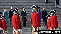 Joe Biden amerikai elnök és felesége Jill Biden, a First Lady, valamint Kamala Harris alelnök és férje, Doug Emhof a hagyományoknak megfelelően katonai díszszemlén vesz részt a beiktatási ünnepség részeként, az eskütétel után, a washingtoni Capitoliumnál, 2021. január 20-án.