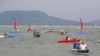 A Balaton-átevezés résztvevői célba érnek Fonyódnál 2020. augusztus 16-án