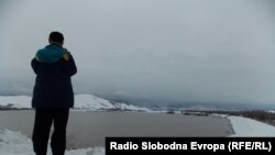 Човек стои на брегот на Црна Река во Општина Могила.