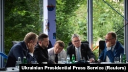 Presidenti ukrainas Volodymyr Zelensky, kryeministri britanik Keir Starmer, presidenti francez Emmanuel Macron, kancelari gjerman Friedrich Merz, dhe kryeministri polak Donald Tusk, bisedojnë me presidentin amerikan Donald Trump, përmes telefonit gjatë samitit në Tiranë, 16 maj.