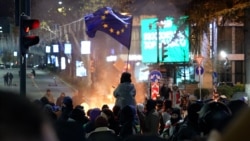 „Sunt aici pentru viitorul meu”: Studenții georgieni protestează după ce guvernul a amânat aderarea la UE