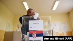 Një qytetar serb duke votuar në zgjedhjet e Serbisë të oraganizuara në Kosovë.
