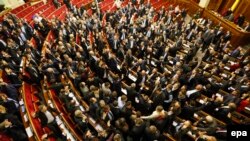 Під час голосування руками у Верховній Раді, 16 січня 2014 року
