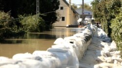 Ungaria: Dunărea se revarsă și străpunge barierele din saci de nisip