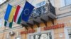 Iako tvrdi da podržava Kijev i želi mu financijski pomoći na bilateralnoj osnovi, zvanično objašnjenje zašto Budimpešta ne može dati zeleno svijetlo za pomoć Ukrajini je da se ne slaže da bi EU trebala preuzeti zajednički dug za ukrajinski kredit.
