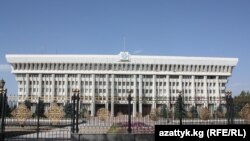 Апрель окуяларында дээрлик тонолуп, талкаланган өкмөт үйү калыбына келтирилди.