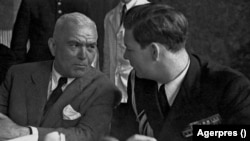 Primul premier pro-sovietic al României, avocatul Petru Groza, și Regele Mihai I, la Constanța, pe 26 mai 1946, cu ocazia recuperării Bricului Mircea, un vas celebru al marinei militare românești. În ciuda comunizării (încă) treptate, sovieticii făceau gesturi de bunăvoință. 