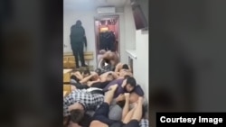 Кадр из видео об избиении мигрантов в бане в Москве.