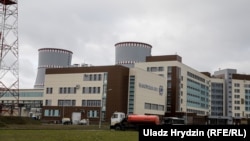 Електростанція будувалася за російським проєктом і на російський кредит від 2011 року в Гродненській області, за 22 кілометри від кордону з Литвою