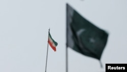 Karachi, Pakistan - Drapele pe sediul Consulatului General al Iranului din regiunea Sindh (REUTERS/Akhtar Soomro)