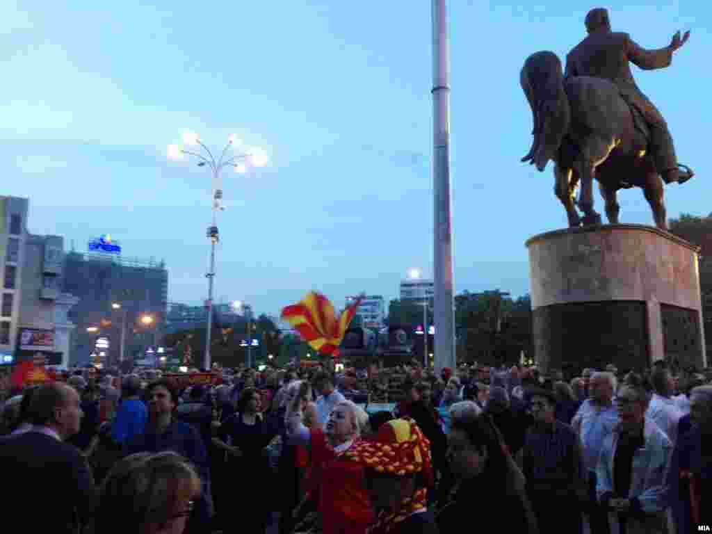 Демонстрантите од иницијативата „За заедничка Македонија“ протестираат пред Собранието на Македонија, откако Талат Џафери беше избран за претседател на Собранието. 27.04.2017.