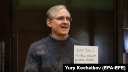 Paul Whelan arată un document prin care denunță procedurile judiciare folosite împotriva sa