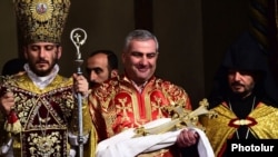 Milyarder Samvel Karapetyan Erməni Apostol Kilsəsinin Eçmiədzindəki baş kafedralında Milad mərasimində iştirak edir. 2015