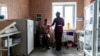 Український військовослужбовець отримує дозу вакцини AstraZeneca на військовій базі в Краматорську Донецької області, 2 березня