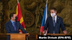 Илустрација - Чешкиот министер за надворешни работи, Томаш Петричек, со шефот на македонската дипломатија, Бујар Османи, во Прага, декември 2020