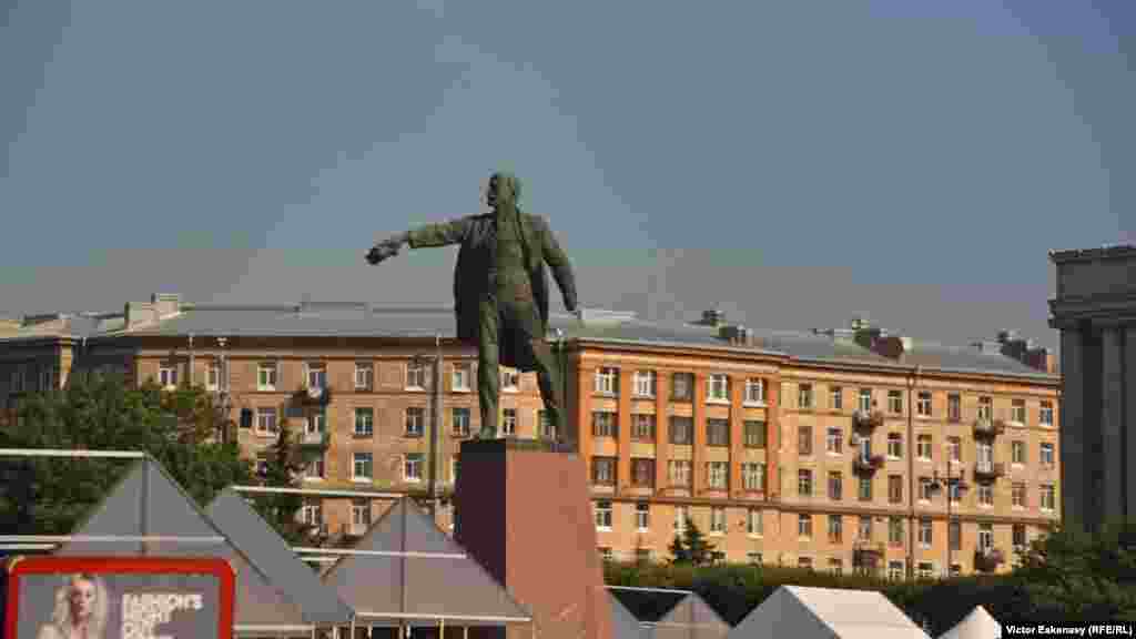 Lenin și „fashion”. O altă statuie la St. Patersburg...