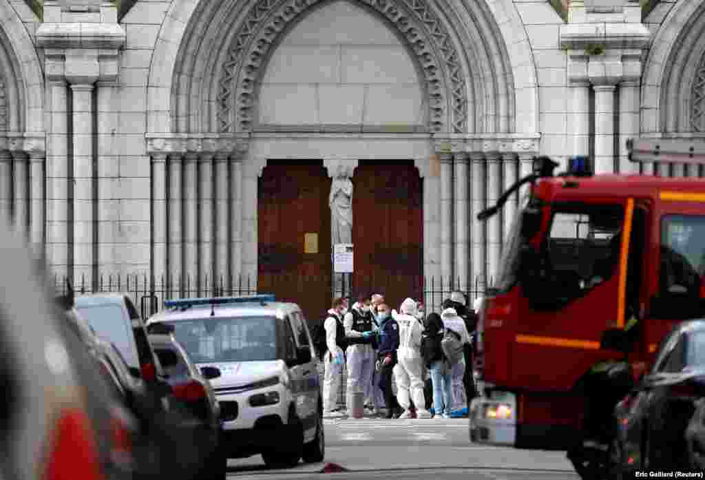 Ekipet e forenzikës në vendin e sulmit në bazilikën Notre-Dame.