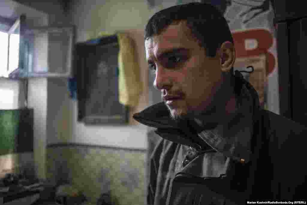 Солдат батальйону «Айдар» Микола. На тлі прапора і портрета Тараса Швченка. Хлопець возить із собою портрет письменника під час усіх ротацій і зміни місця дислокації. «У кожного свій прояв віри і патріотизму. Мій – такий», – пояснив присутність образу Шевченка на стіні Микола